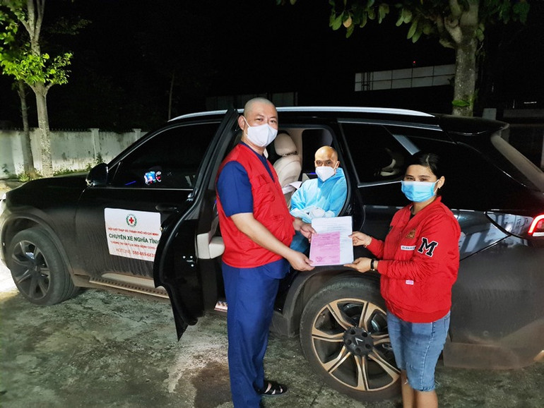 Khen thưởng các tình nguyện viên giúp người hoạn nạn -0