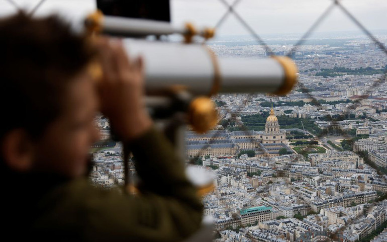 Sau gần 9 tháng, du khách đã được ngắm toàn cảnh Paris từ Tháp Eiffel -0