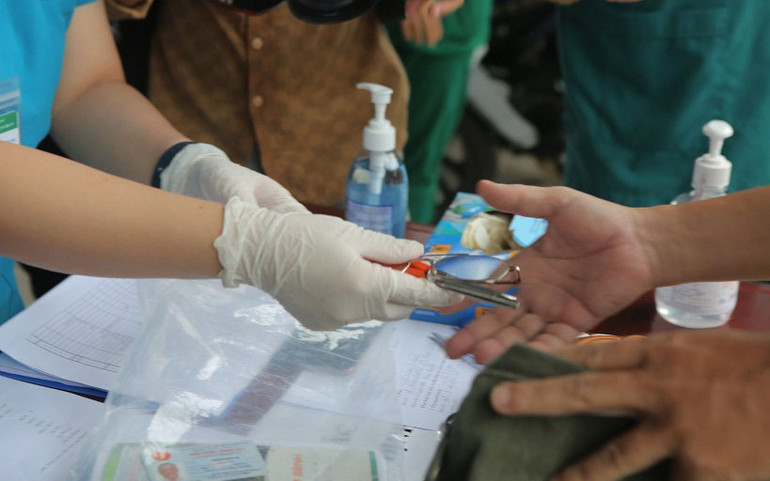 Trao trả “kỷ vật” cho thân nhân người bệnh Covid-19 đã tử vong -0