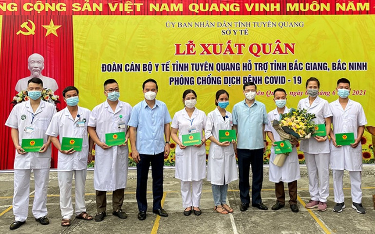 Lãnh đạo UBND tỉnh Tuyên Quang tặng quà động viên tinh thần các y, bác sĩ tình nguyện lên đường hỗ trợ tỉnh Bắc Giang. Chi viện nhân lực y tế cho Bắc Ninh, Bắc Giang -0