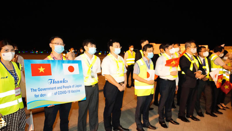 Chuyến bay chở gần 1 triệu liều vaccine do Nhật Bản viện trợ hạ cánh tại Nội Bài -0