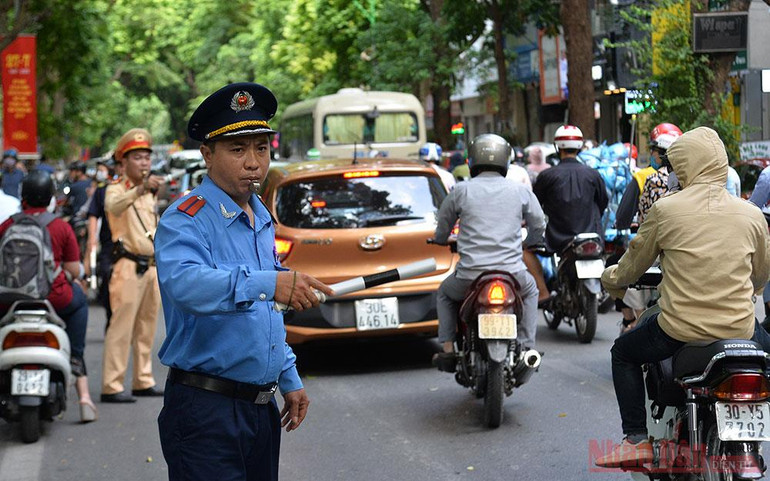 Ngoài ra, kỳ thi năm nay còn có sự tham gia của các lực lượng chức năng nhằm bảo đảm an ninh trong và ngoài khu vực thi. Trong ảnh: Lực lượng thanh tra giao thông phân làn giao thông, bảo đảm cho thí sinh và phụ huynh lưu thông an toàn tại điểm thi Trường THPT Phan Đình Phùng. 9-1595064678065.jpg