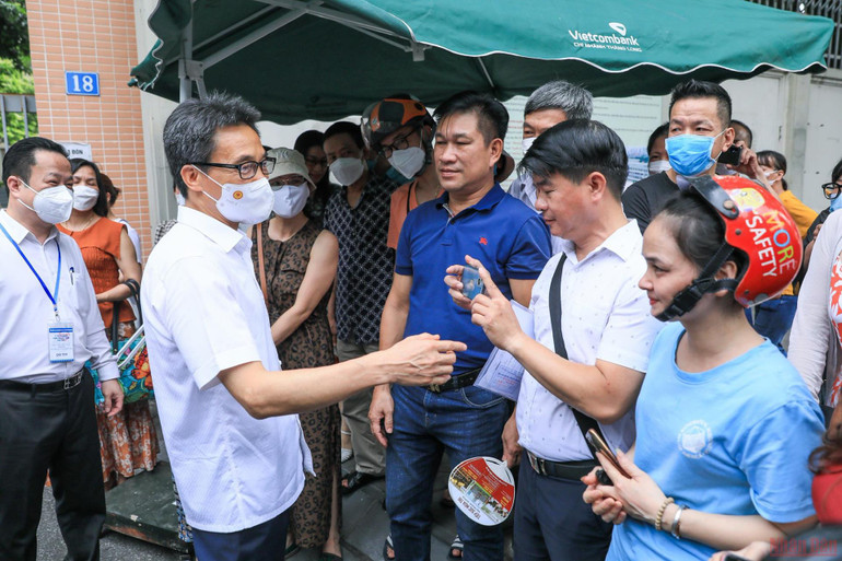 Phó Thủ tướng Vũ Đức Đam kiểm tra Kỳ thi tốt nghiệp THPT năm 2022 tại Hà Nội -0