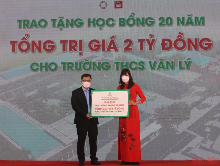 Tập đoàn Trung Nam Group đã trao tặng học bổng 2 tỷ đồng cho các em có hoàn cảnh khó khăn của trường. Khánh thành trường trung học cơ sở hiện đại nhất tỉnh Hà Nam -0