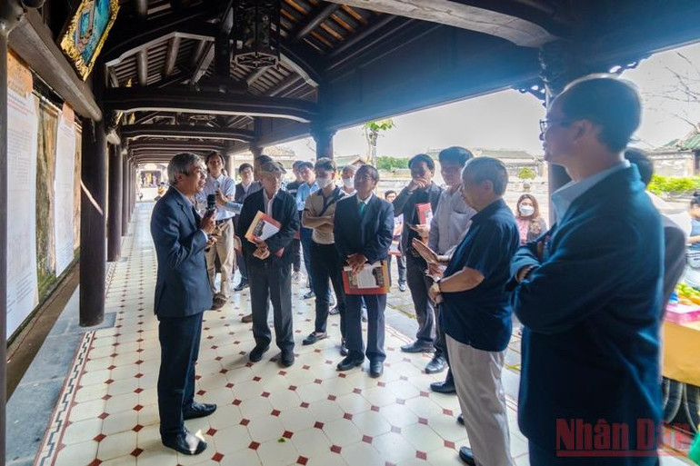 Ông Nguyễn Phước Hải Trung, Phó Giám đốc Trung tâm Bảo tồn di tích cố đô Huế, giới thiệu về triển lãm. Triển lãm bản Kiều chép tay của Hoàng gia triều Nguyễn tại Đại nội Huế -0