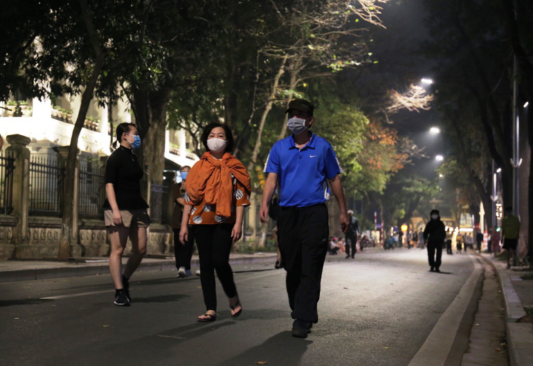 Phố đi bộ hồ Gươm vắng vẻ ngày đầu hoạt động trở lại -0