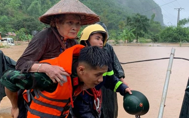 Người già và trẻ em khu vực lũ nguy hiểm của xã Chiềng Xôm, thành phố Sơn La đã được di dời an toàn. 2_1-1654585596096.jpg