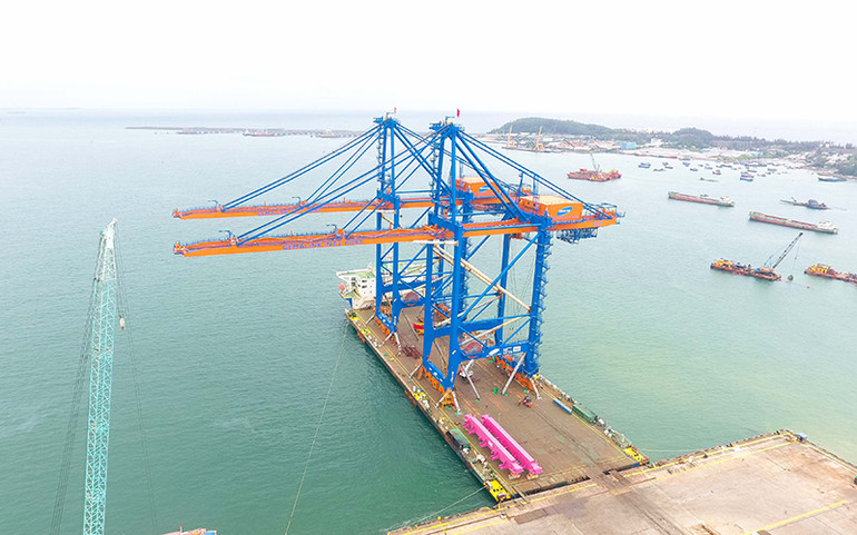 Hai cần trục STS siêu khổng lồ đang được di chuyển lên tàu để đưa đến cảng quốc tế Gemalink, tỉnh Bà Rịa - Vũng Tàu. Doosan Vina hoàn tất cung ứng 8 cẩu bờ STS khổng lồ cho cảng quốc tế Gemalink -0