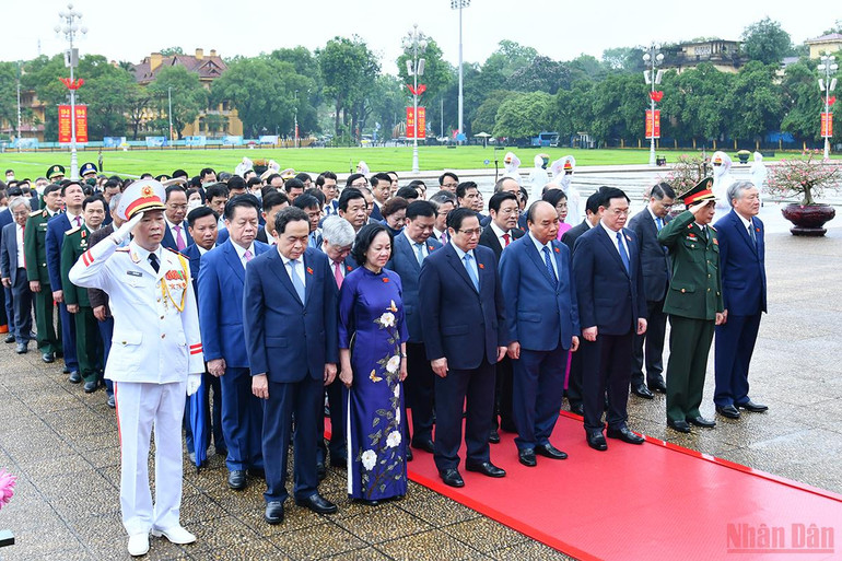 Chủ tịch nước Nguyễn Xuân Phúc, Thủ tướng Phạm Minh Chính và Chủ tịch Quốc hội Vương Đình Huệ, các đồng chí lãnh đạo Đảng, Nhà nước cùng các đại biểu Quốc hội thành kính tưởng nhớ Chủ tịch Hồ Chí Minh. (Ảnh: Thủy Nguyên) Khai mạc trọng thể Kỳ họp thứ 3, Quốc hội khóa XV -0