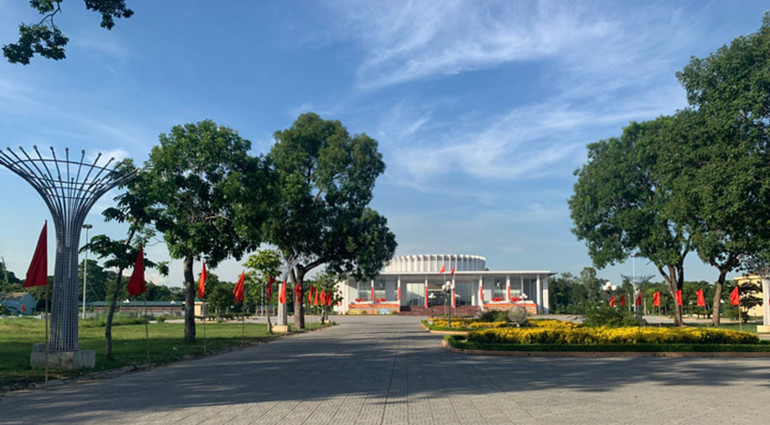 Quảng trường Trung tâm văn hóa - chính trị của Bỉm Sơn nằm trên đường Trần Phú tuyến trung tâm của thị xã đây sẽ là trọng điểm phát triển của thành phố trong tương lai với quy hoạch phát triển thành phố bên sông. Bỉm Sơn chú trọng phát triển an sinh-hạ tầng với quy chuẩn thành phố đô thị loại 3 -0
