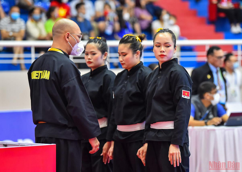 Các vận động viên lắng nghe những lời dặn dò của huấn luyện viên trước khi thi đấu. Bài biểu diễn mang về tấm huy chương Vàng đầu tiên cho Pencak Silat Việt Nam tại SEA Games 31 -0