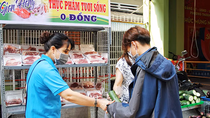 “Chợ 0 đồng” cho sinh viên -0