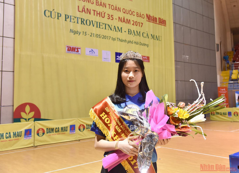 Hoa khôi Nguyễn Thị Tú Uyên. Sắc đẹp bên bàn bóng -0