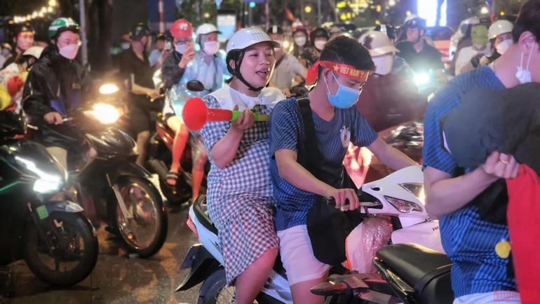 Người dân đổ ra đường ăn mừng U23 Việt Nam vô địch SEA Games 31 -6