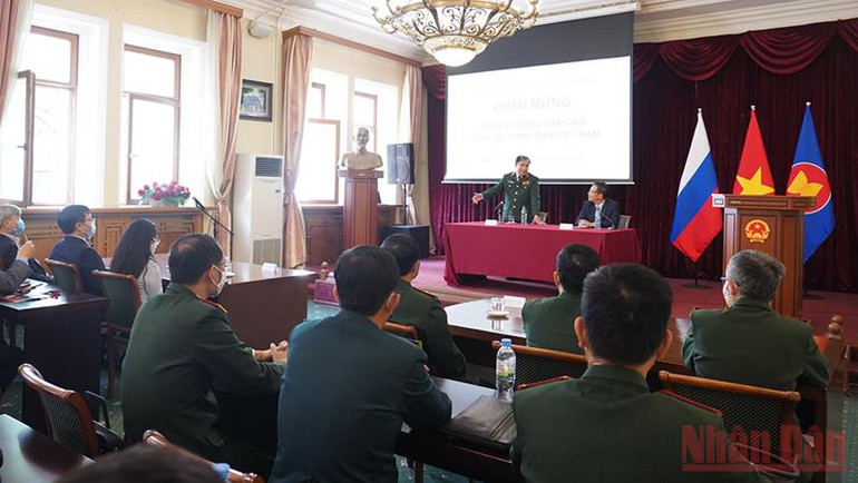 Đoàn cấp cao Quân đội nhân dân Việt Nam dâng hoa tại tượng đài Bác ở Moskva -0