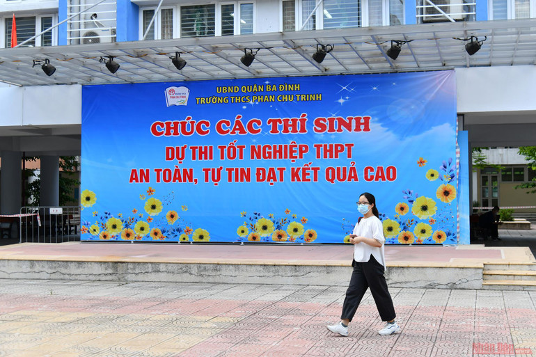 Ngày mai, 7/7, Kỳ thi tốt nghiệp THPT năm 2021 đợt 1 chính thức diễn ra với bài thi môn Ngữ văn và Toán. Ngày 8/7, thí sinh thực hiện bài thi tổ hợp (KHTN hoặc KHXH) và Ngoại ngữ. Học sinh Hà Nội sẵn sàng cho Kỳ thi tốt nghiệp THPT năm 2021 -0