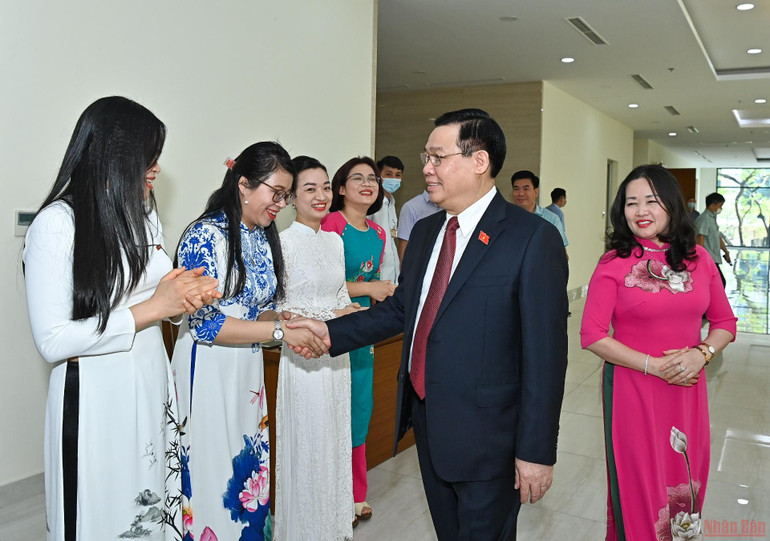 Chủ tịch Quốc hội Vương Đình Huệ với cán bộ, phóng viên báo Đại biểu Nhân dân. (Ảnh Duy Linh) Chủ tịch Quốc hội Vương Đình Huệ thăm, chúc mừng Báo Đại biểu Nhân dân -0
