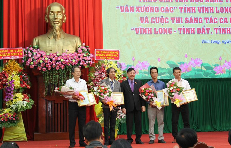 Phó Chủ tịch nước Đặng Thị Ngọc Thịnh dự  lễ đón nhận Anh hùng Lao động thời kỳ đổi mới ở Vĩnh Long -0