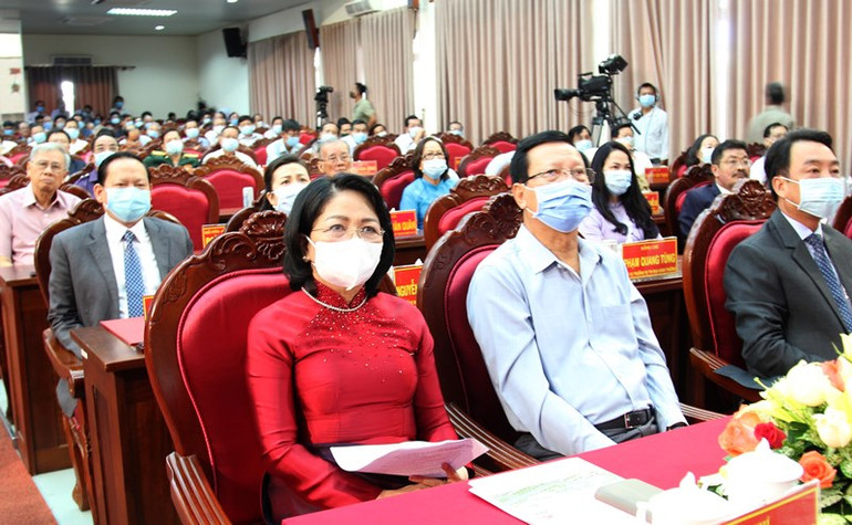 Phó Chủ tịch nước Đặng Thị Ngọc Thịnh dự  lễ đón nhận Anh hùng Lao động thời kỳ đổi mới ở Vĩnh Long -0