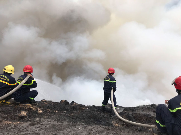 Cháy lớn tại bãi rác Khánh Sơn, Đà Nẵng -0