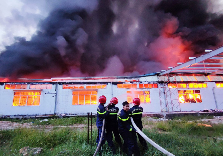 Cháy lớn tại Nhà máy dệt may Scavi Huế -0