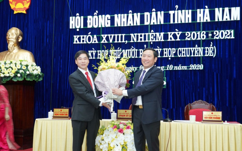 Đồng chí Nguyễn Anh Chức (trái) được bầu giữ chức Phó Chủ tịch UBND tỉnh Hà Nam. Đồng chí Trương Quốc Huy giữ chức Chủ tịch UBND tỉnh Hà Nam -0