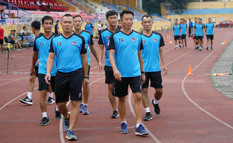 Hai trợ lý trọng tài không vượt qua bài kiểm tra thể lực -0