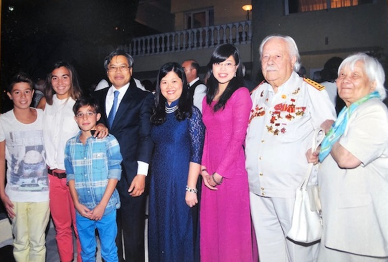 Nén hương tưởng nhớ 