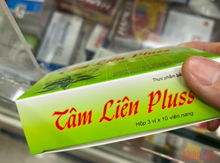 Sản phẩm xuyên tâm liên đang được bán với giá rất khác nhau tại các hiệu thuốc. (ẢNH: SƠN BÁCH) Sau kit test, đến lượt Xuyên tâm liên, máy đo SpO2 rơi vào “ma trận giá” -0