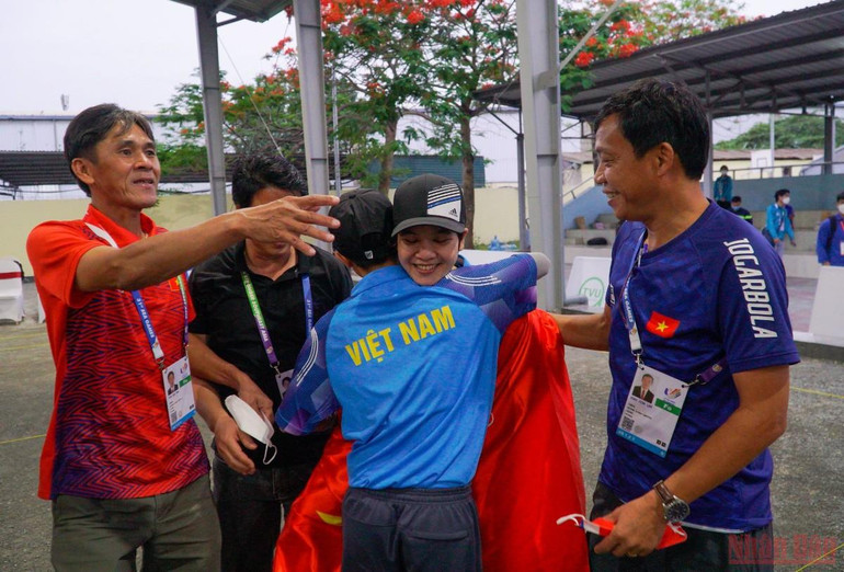 Niềm vui vỡ òa khi mang Vàng về cho Tổ quốc... Huy chương Vàng Bi sắt nữ: Từng bỏ thi đấu đi làm công nhân -0