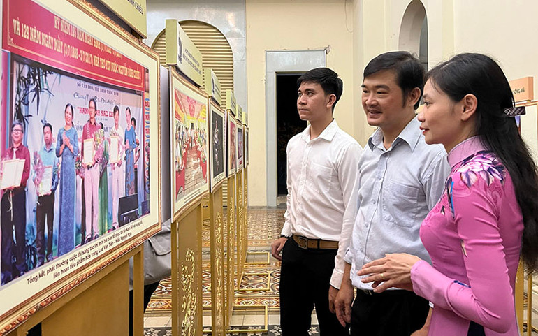 Người tham quan hiểu hơn về cuộc đời và sự nghiệp của nhà thơ Nguyễn Đình Chiểu thông qua các hình ảnh, tư liệu tại triển lãm. Triển lãm “Danh nhân văn hóa Nguyễn Đình Chiểu - Cuộc đời và sự nghiệp” tại Thành phố Hồ Chí Minh -0