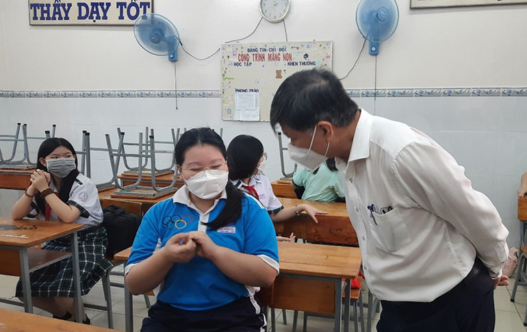 Học sinh TP Hồ Chí Minh trở lại trường để học trực tiếp -0