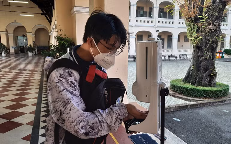 Học sinh TP Hồ Chí Minh trở lại trường để học trực tiếp -0