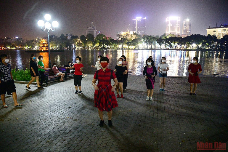  Hà Nội chính thức mở lại phố đi bộ hồ Gươm từ 18/3 -0