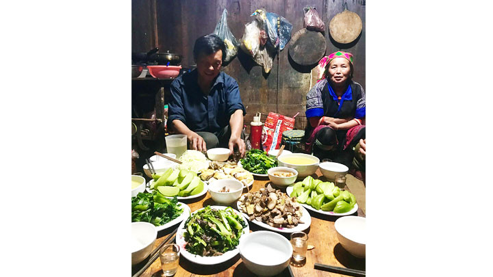 Bữa cơm ấm cúng với bà con người H’Mông khi thời khắc xuân đã về. Tớ dày gọi mùa xuân tới -0