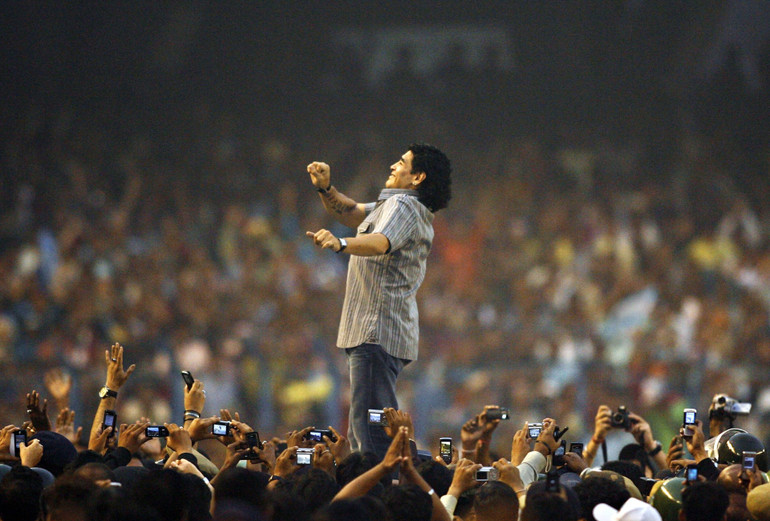 Maradona tham dự một chương trình tại sân vận động Salt Lake, Ấn Độ, năm 2008. (Ảnh: Getty Images) Cuộc đời và sự nghiệp của huyền thoại Maradona qua ảnh -0