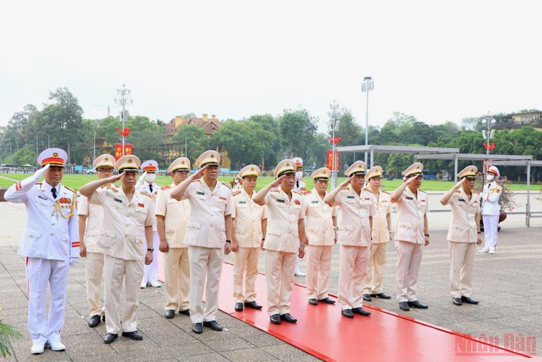 Lãnh đạo Đảng, Nhà nước vào Lăng viếng Chủ tịch Hồ Chí Minh nhân kỷ niệm 47 năm Ngày Giải phóng miền nam, thống nhất đất nước. -0