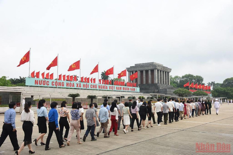 Lãnh đạo Đảng, Nhà nước vào Lăng viếng Chủ tịch Hồ Chí Minh nhân kỷ niệm 47 năm Ngày Giải phóng miền nam, thống nhất đất nước. -0