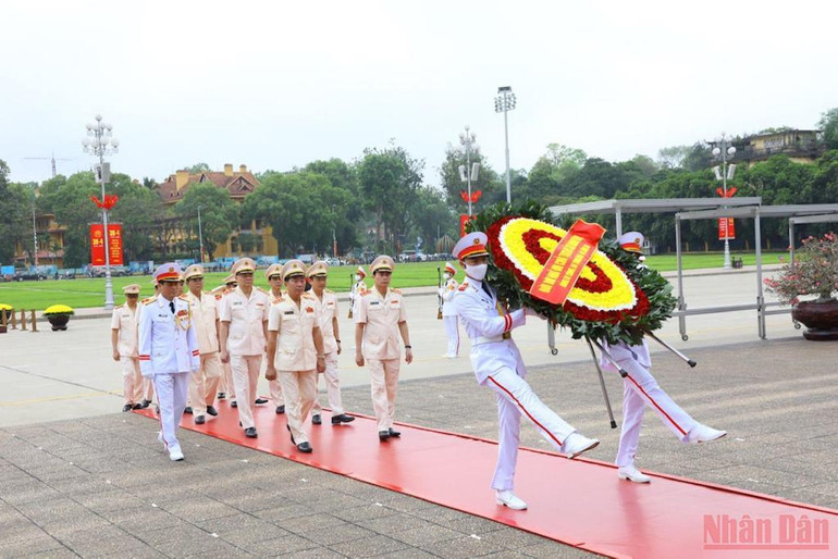 Lãnh đạo Đảng, Nhà nước vào Lăng viếng Chủ tịch Hồ Chí Minh nhân kỷ niệm 47 năm Ngày Giải phóng miền nam, thống nhất đất nước. -0