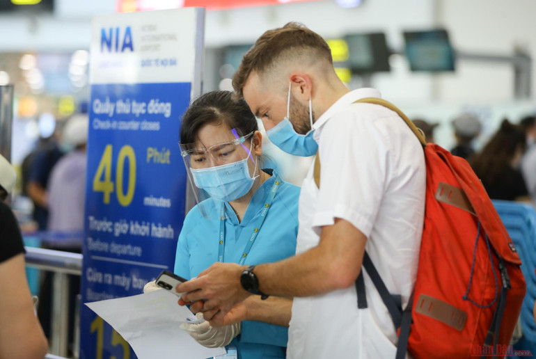 Các du khách nước ngoài đều được nhân viên mặt đất hỗ trợ nhiệt tình. Sân bay Nội Bài đông nghẹt người rời thủ đô đi nghỉ lễ 30-4 và 1-5 -5