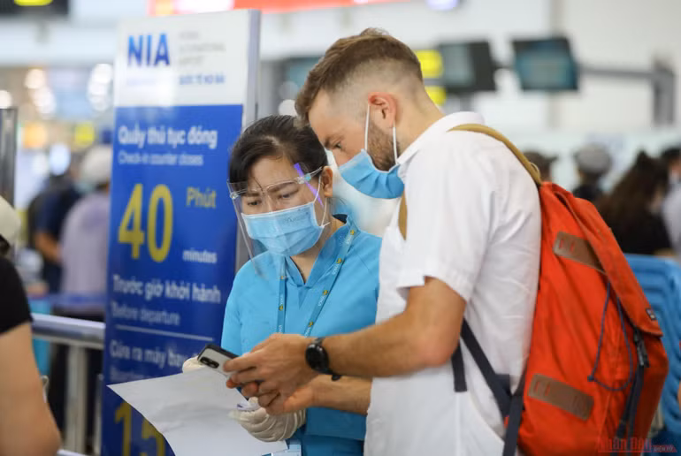 Sân bay Nội Bài đông nghẹt người rời thủ đô đi nghỉ lễ 30-4 và 1-5 -5