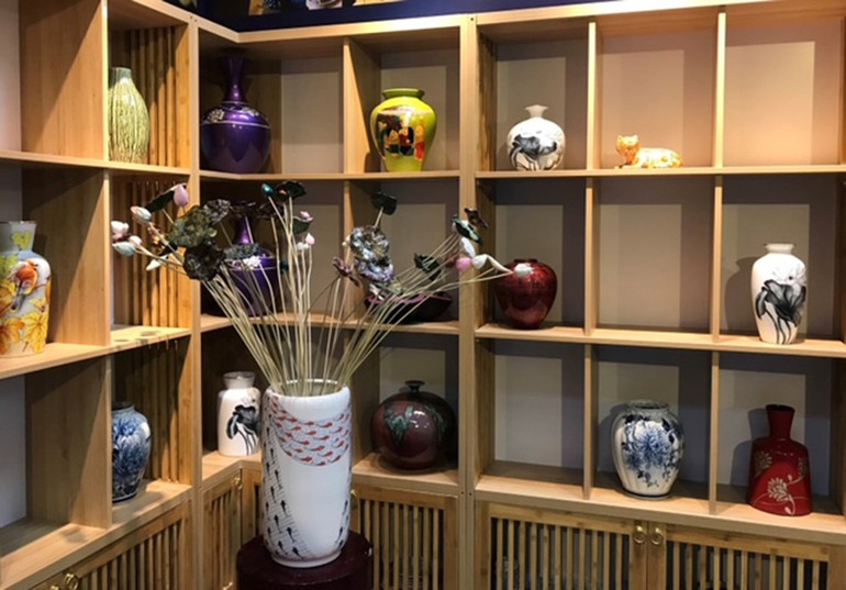 Một số sản phẩm thủ công mỹ nghệ ngành sơn mài-khảm trai được trưng bày, giới thiệu tại triển lãm. Triển lãm các sản phẩm thủ công mỹ nghệ tiêu biểu -0