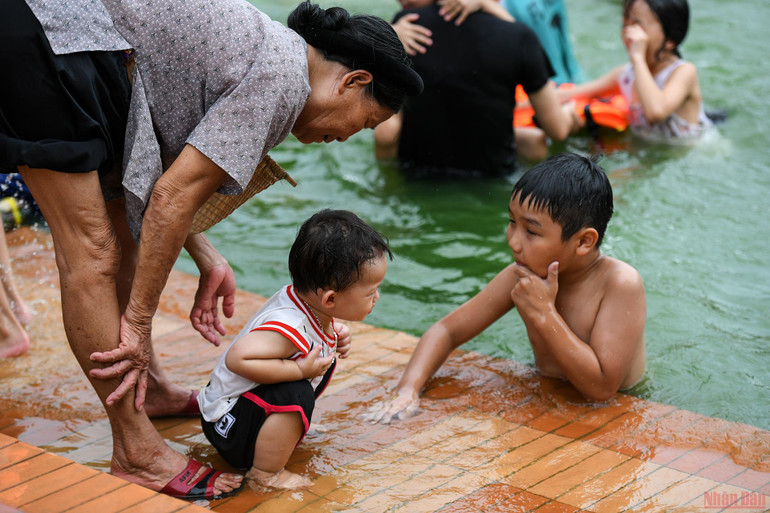 "Muốn xuống quá mà bà không cho xuống anh ơi..." Nét độc đáo làng cổ Yên Trường
