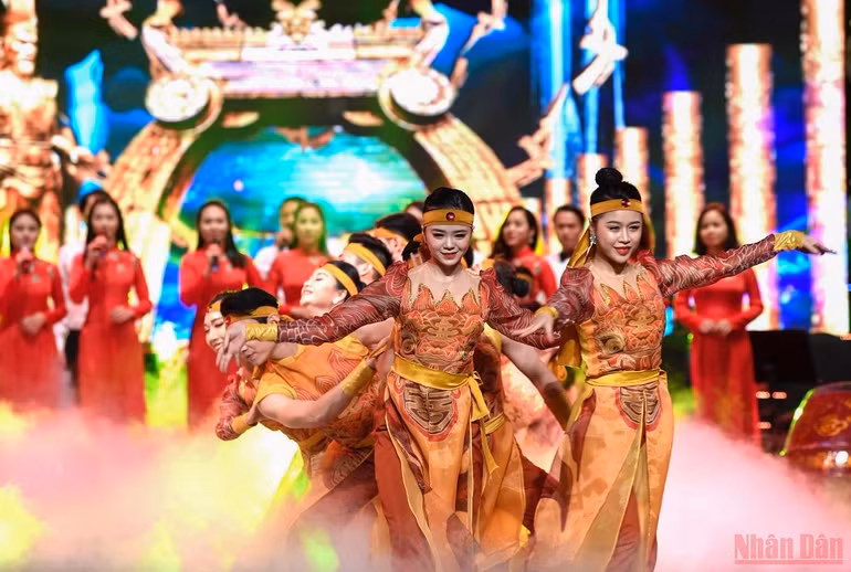 Chủ tịch nước Nguyễn Xuân Phúc dự chương trình Xuân Quê hương 2022 -6