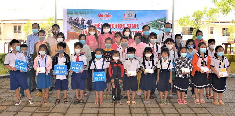 Đại diện Báo Nhân Dân tại Cần Thơ và đơn vị tài trợ trao học bổng cho học sinh nghèo vượt khó huyện Phú Tân. Hiệp hội doanh nghiệp Cà Mau cùng Báo Nhân dân tiếp sức học sinh đến trường -0