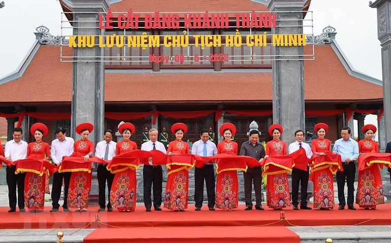 Thủ tướng Phạm Minh Chính và các đại biểu cắt băng khánh thành Khu lưu niệm Chủ tịch Hồ Chí Minh. (Ảnh: Dương Giang/TTXVN) Thủ tướng dự Lễ kỷ niệm 60 năm Bác Hồ về thăm huyện Tiền Hải -5