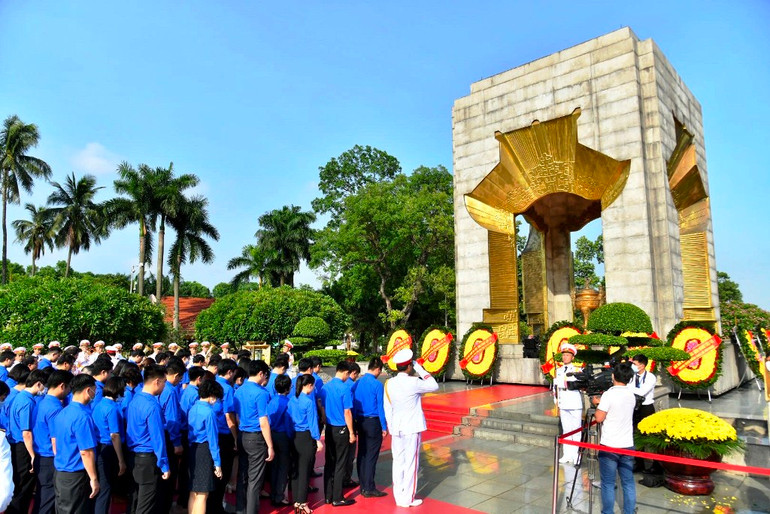 Đông đảo đoàn viên, thanh niên tưởng niệm các Anh hùng liệt sĩ. Lãnh đạo Đảng, Nhà nước tưởng niệm các Anh hùng liệt sĩ -0