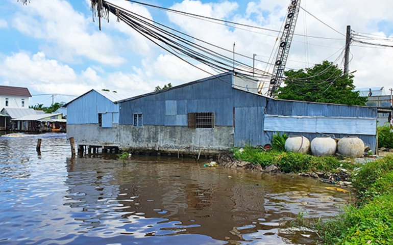 Một công trình nhà ở lấn gần 10m kênh. Thi nhau lấp dòng kênh xáng Xẻo Rô -0