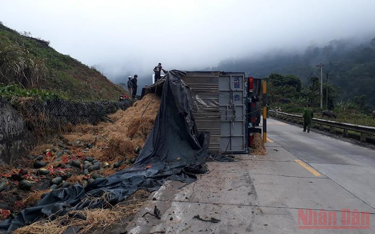 Tai nạn xe tải làm 1 người chết -0