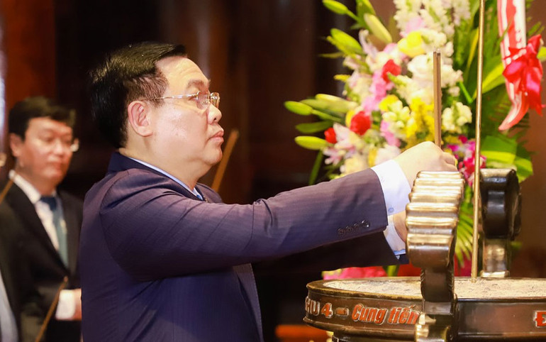 Đồng chí Vương Đình Huệ, Ủy viên Bộ Chính trị, Chủ tịch Quốc hội dâng hương tưởng niệm Chủ tịch Hồ Chí Minh. Công bố Quyết định Bệnh viện HNĐK Nghệ An là tuyến cuối khám chữa bệnh khu vực Bắc Trung Bộ -0